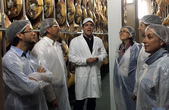 Los candidatos en la factoría sampedrana.