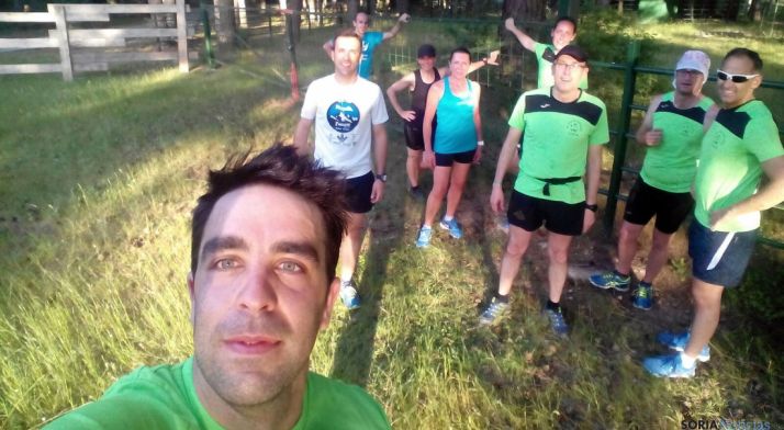 Los deportistas en un alto del recorrido.