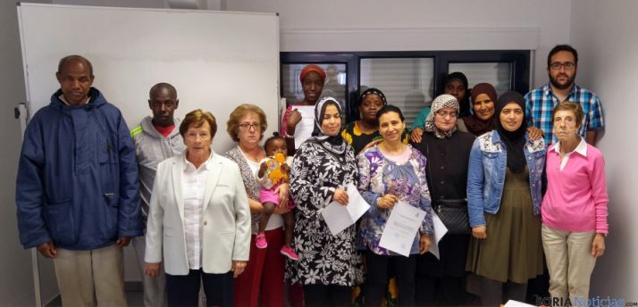 Alumnos y voluntarios en la entrega./DOS