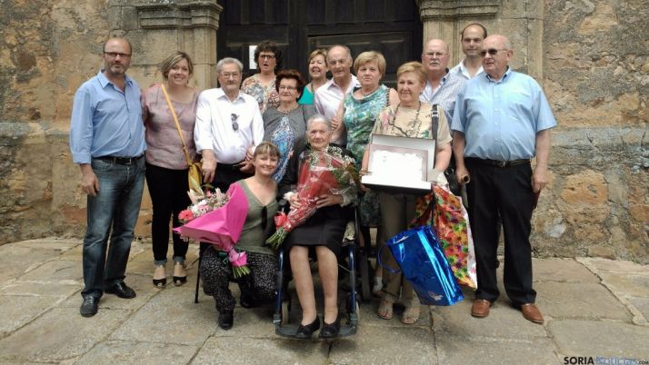 La centenaria, (ctro.) en el homenaje.