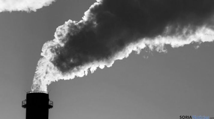 Una chimenea de una industria en funcionamiento.