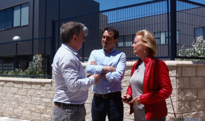 Antón (izda.), Muñoz e Irigoyen ante el centro.