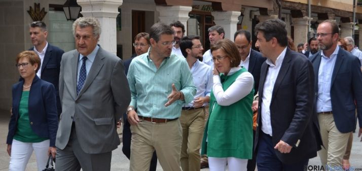 Rafael Catalá en la visita a El Burgo