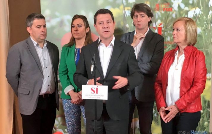 Page, en el centro, este lunes en Soria.