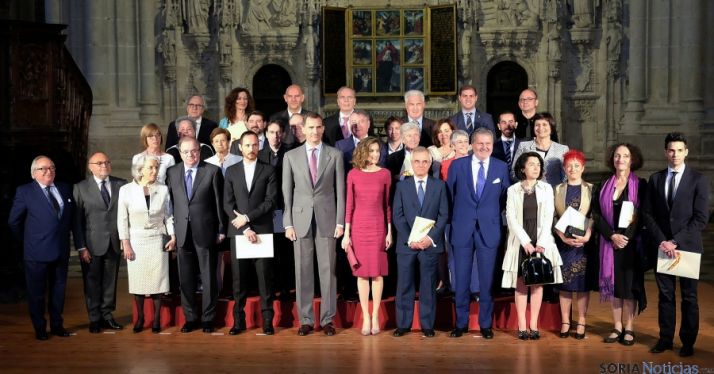 Imagen de familia de los premiados, con los Reyes en el centro./Jta.