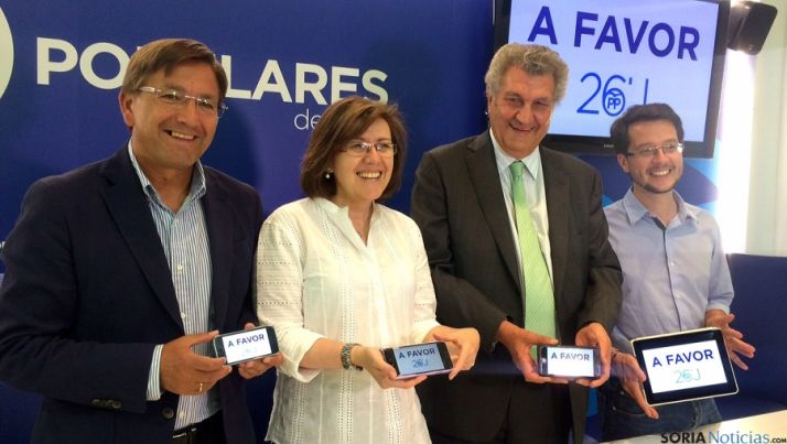 Angulo, en el centro, flanqueada por Martínez, (izda.) Posada y Cabezón. 