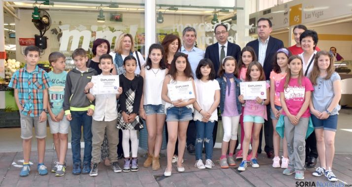 Los ganadores con representantes de la Junta y del Ayuntamiento./Jta.