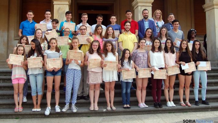 Imagen de familia de los galardonados. / Ayto.