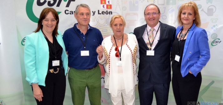 Reyes Martínez, (ctro.) con miembros del comité ejecutivo de CSI-F./ CSI-F