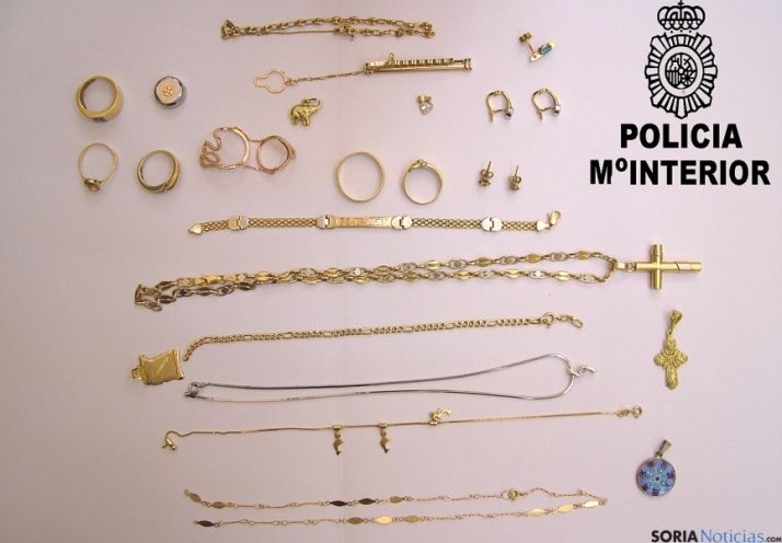 Joyas incautadas tras el robo.