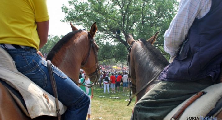 Dos caballos y sus jinetes en una edición de La Saca. / SN