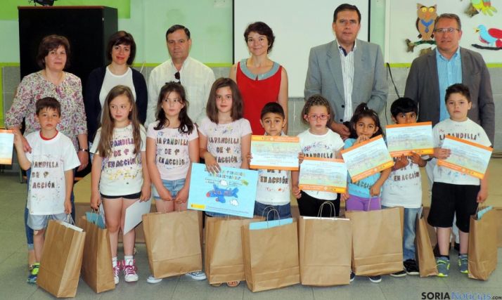 Representantes de Junta y MAGRAMA con ganadores y su profesora./Jta.