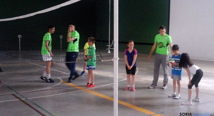 Jóvenes en las pruebas de voleibol./RDSJ