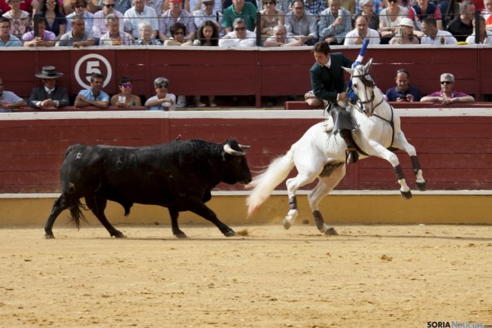 Puerta grande para los toreros a caballo en La Chata