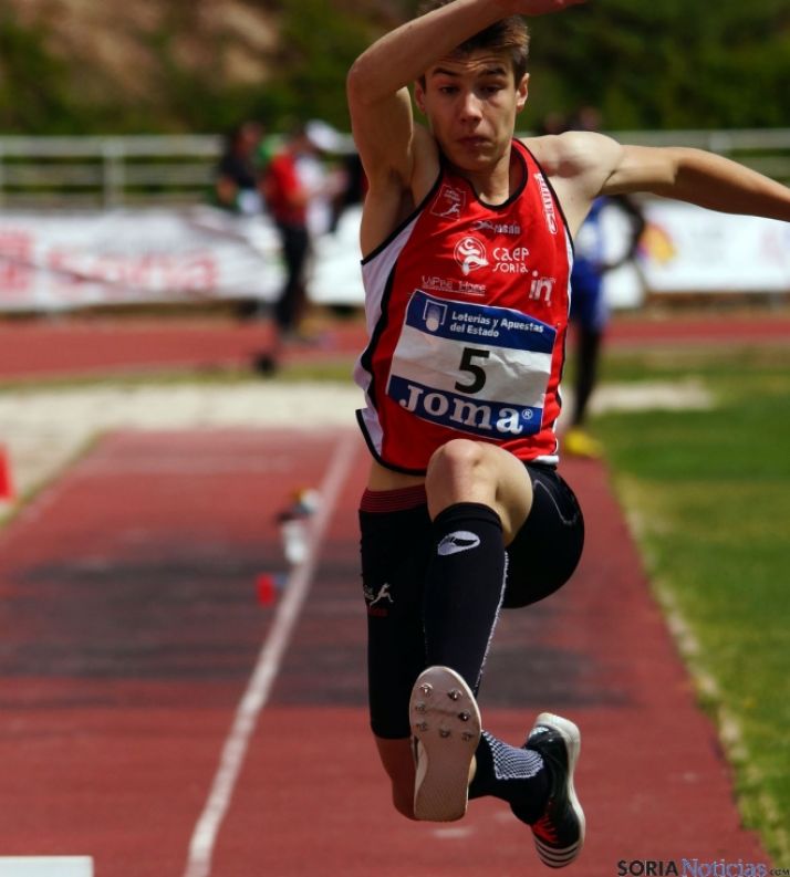Edmundo González en un salto. 