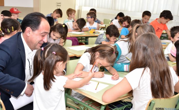 Lopez comparte con los pequeños el trabajo que realizan. /Junta