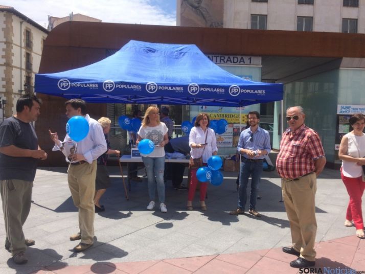 Mesa informativa en Mariano Granados. /PP