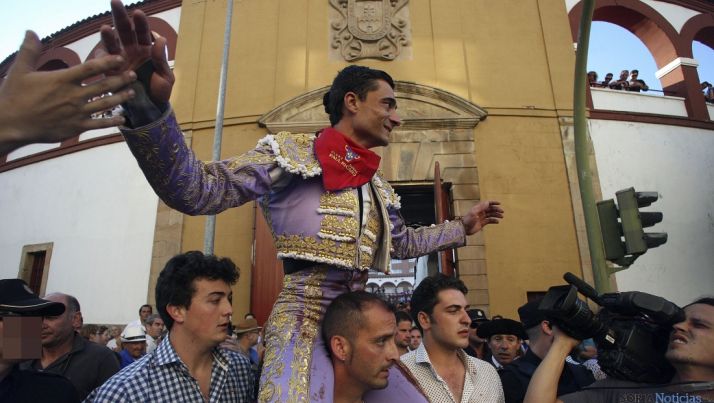 El diestro, a la salida en hombros del coso soriano. / SN