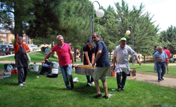 Imagen de la comida vecinal este sábado. / SN
