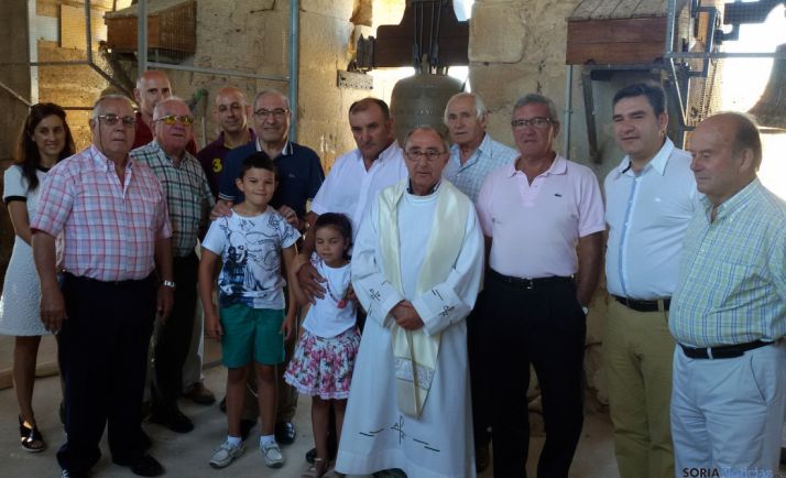 Feligreses en el campanario del templo.