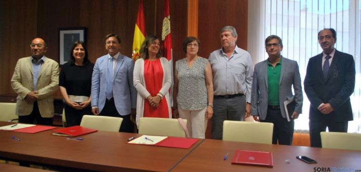 La consejera (4ª izda) con representantes de los GAL y responsables institucionales. / SN