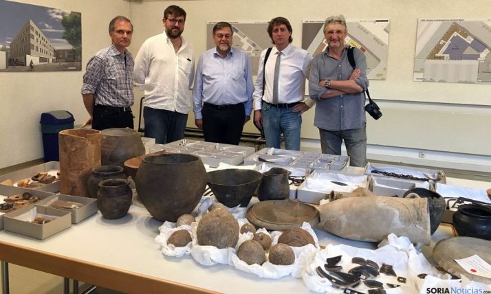 El alcalde (2º dcha.) en el museo con los fondos en Alemania. / Ayto.