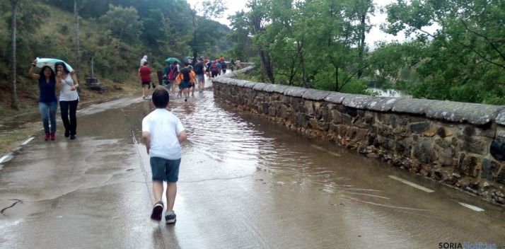 Un niño en el camino a San Saturio después del fuerte aguacero. / SN