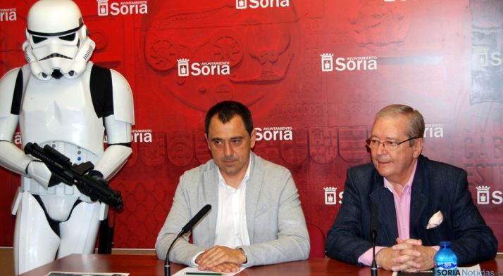 Crespo (dcha.) y Muñoz, junto a un miembro de la Legión 501. / Ayto.