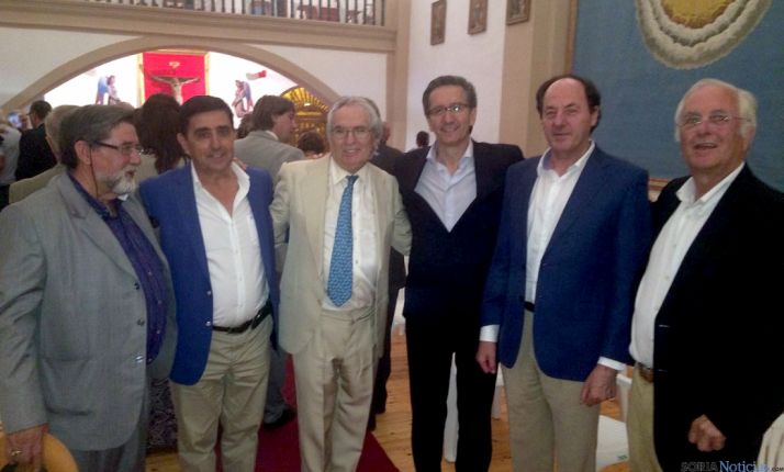 Marín (ctro. con traje claro) este viernes en la iglesia de Bretún./SN