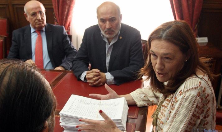 La subdelegada se dirige al alcalde de Torrubia en presencia de Gaya (izda.) y de Aranda. / SN