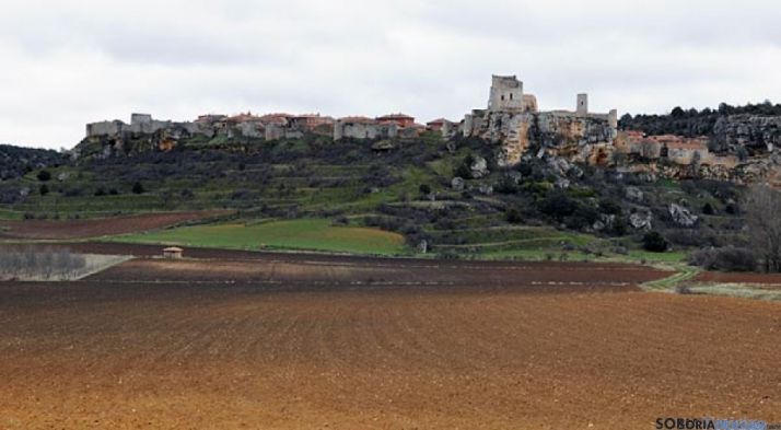 Imagen panorámica del recinto amurallado de Calatañazor. / SN
