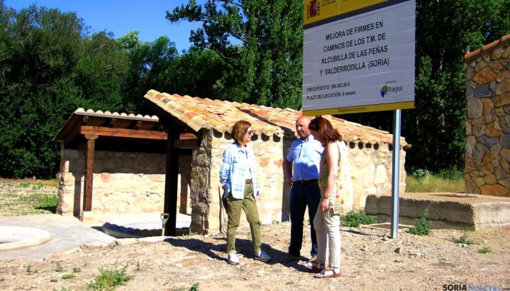 La responsable ministerial (izda.) en su vista al trazado. / Subdelg.