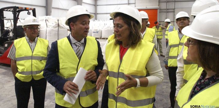 La consejera con los responsables de la factoría. / SN