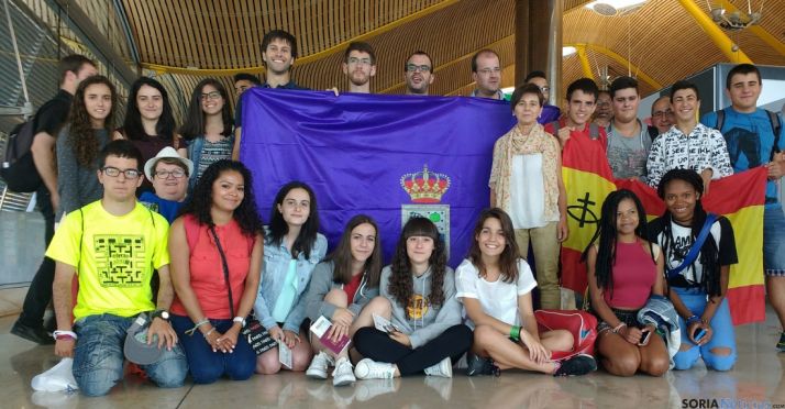 El primer grupo en el aeropuerto de Barajas./DOS