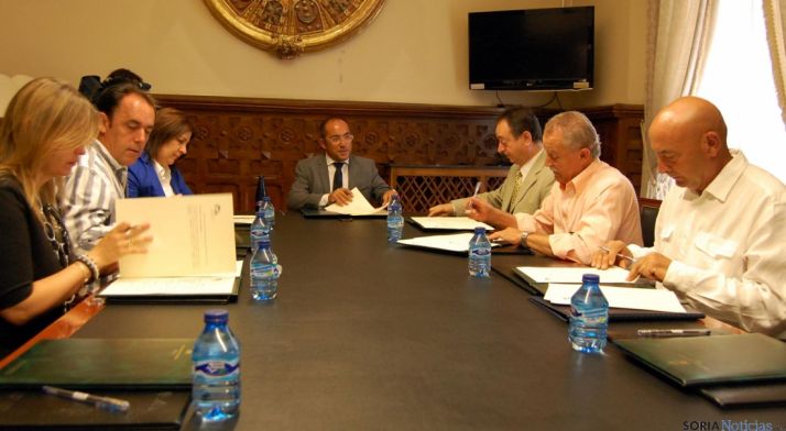 Reunión con los ayuntamientos que tienen centros de Educación Infantil. / Dip.