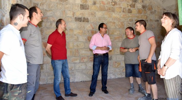 Los alumnos y el delegado (ctro.) en uno de los refugios./Jta.