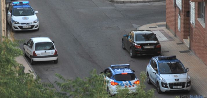 Los coches policiales esta tarde de martes./SN