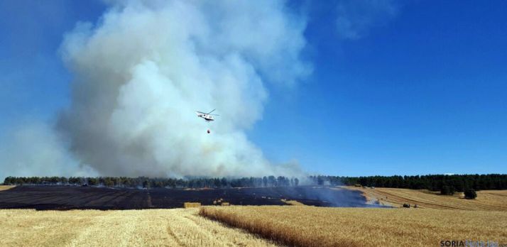 Un helicóptero en las labores de extinción. / SN