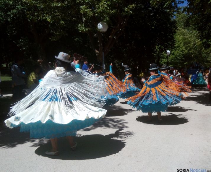 Imagen del desfile de la comunidad boliviana esta mañana. /SN