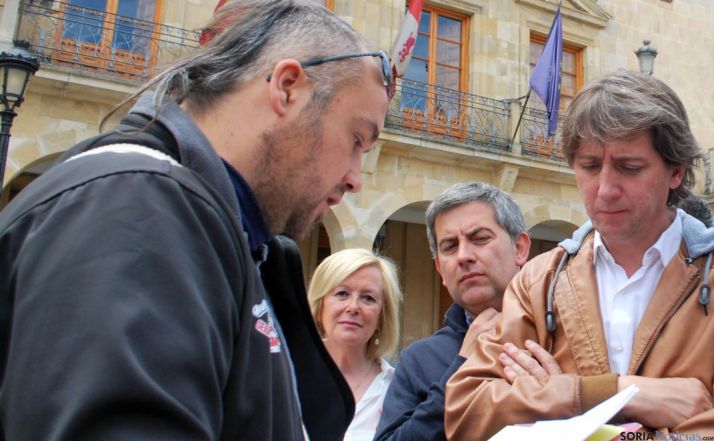 Iván Aparicio, de ASRD, con el alcalde, Carlos Martínez este junio. / SN