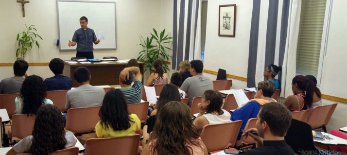 Una de las reuniones de preparación del viaje./DOS