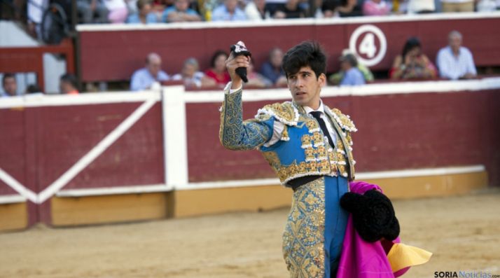 El diestro con una de las 3 orejas logradas./SN