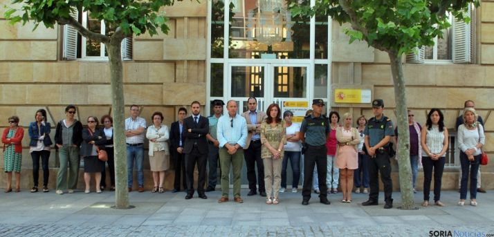 Minuto de silencio en la Subdelegación este mediodía de viernes./SN