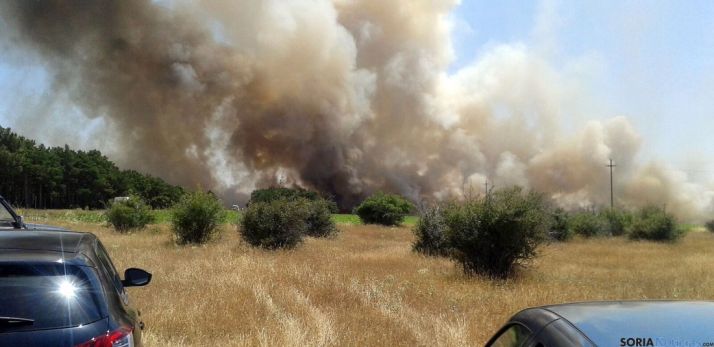 Imágenes del amplio frente del incendio./SN