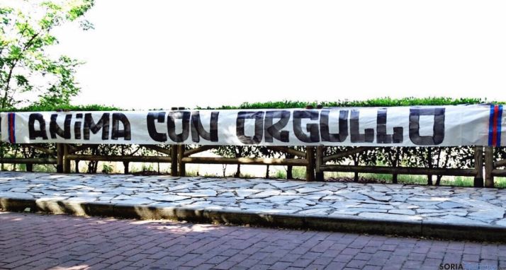 Una de las pancartas desplegadas.