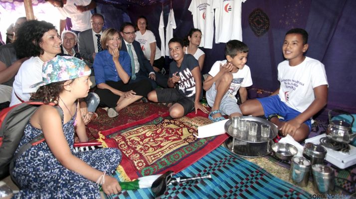 La consejera (ctro.) con los pequeños saharauis. / Jta.