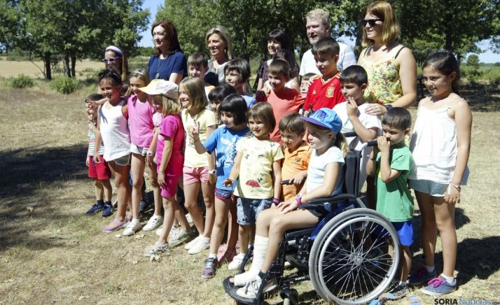 Niños y responsables del centro este martes./SN