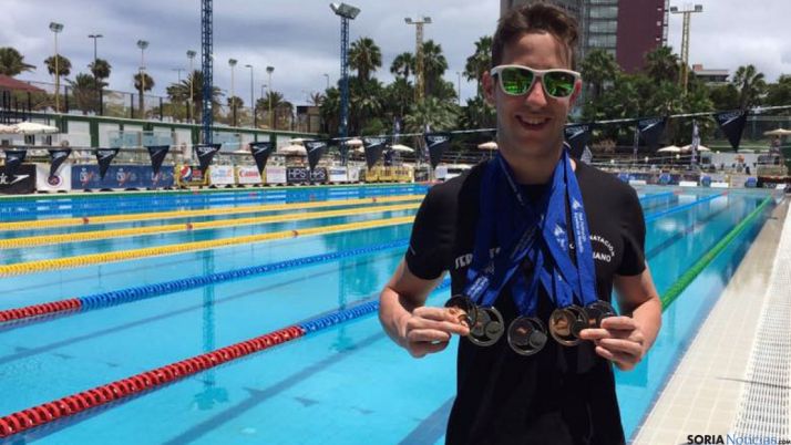 El nadador soriano con sus medallas.