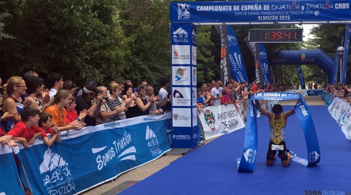 El ganador en meta tras concluir la prueba. / FTCyL