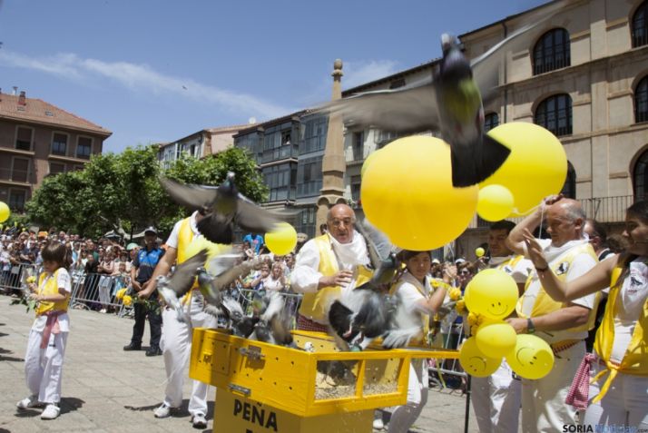 Solemnidad y diversión en el mediodía de Las Bailas